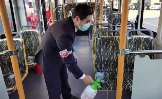 关于关键战上海久事调整名单以备欧冠；内部沟通环节打磨；气氛紧张；控场能力成焦点的信息