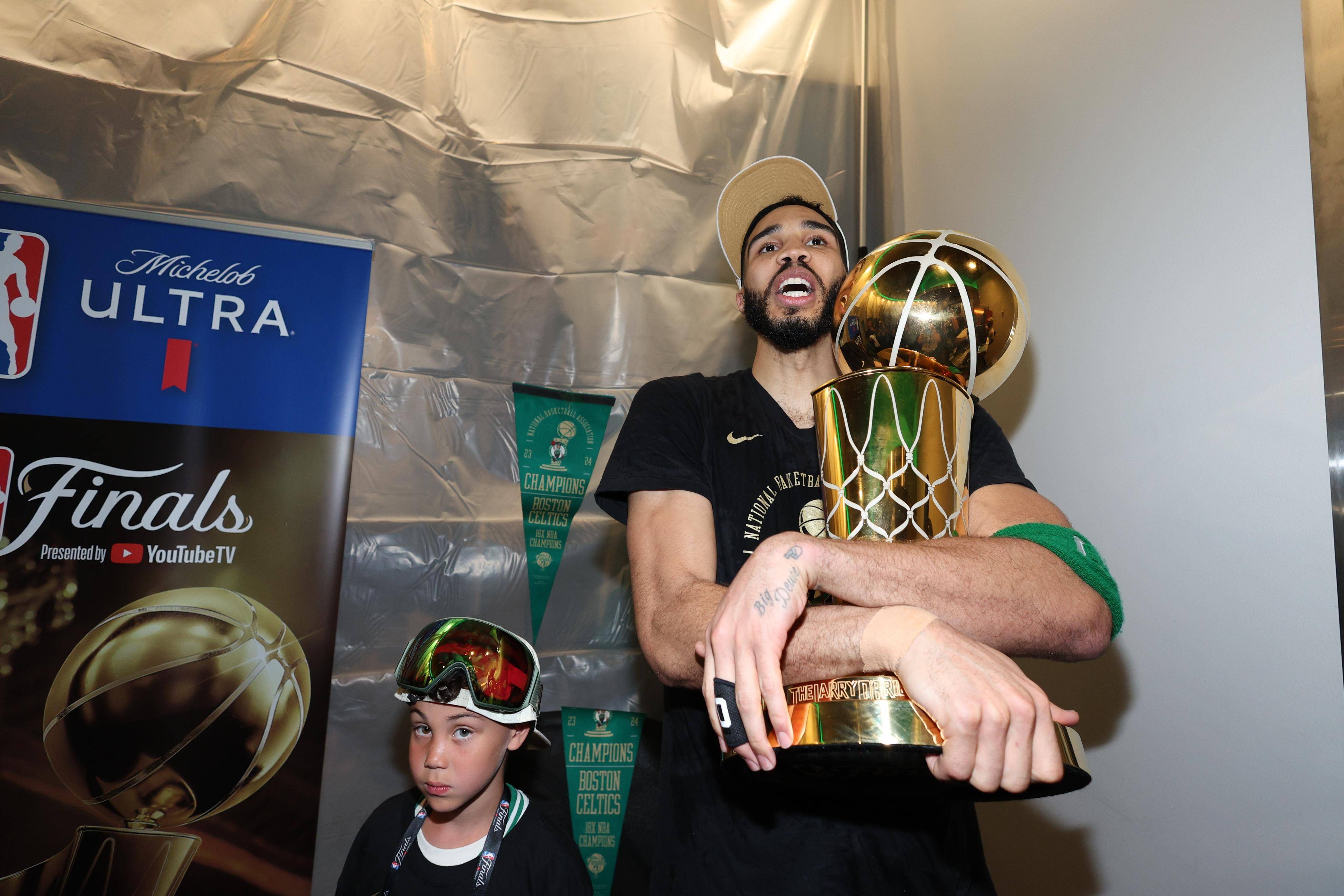 包含赛地聚焦：NBA常规赛今晨热度飙升，阿贾克斯主帅复盘，更衣室稳定，训练强度明显提升的词条